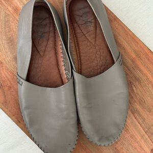Women's Gray Leather Flats